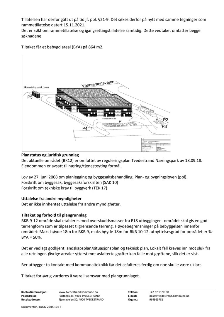 Fotografi av en bygning i et planlagt næringsområde, sett fra en vinkel som viser fasade og omgivende parkeringsplasser.