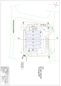 Situasjonsplan (A-A) som viser bygningens plassering i forhold til Vennemansveien, parkeringsplasser (P1-P5) og terrengprofil.