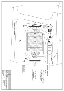 Situasjonsplan som viser tomtens form, grenser (Venesvannveien), plassering av bygninger, parkeringsplasser (P1-P5) og grøft.
