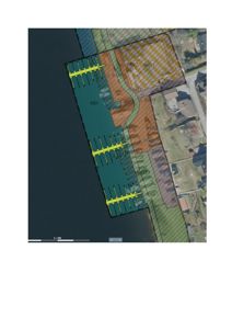 Situasjonsplan som viser en bygning eller anlegg plassert ved vannkanten, med overlagte fargekoder og symboler som indikerer ulike soner eller konstruksjoner.