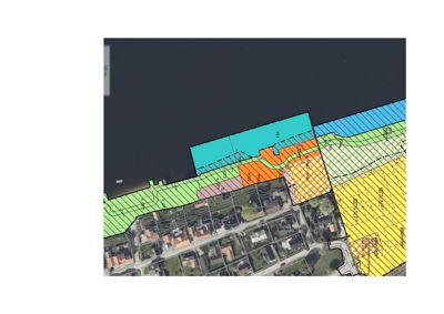 Situasjonsplan som viser en tomt med overlappende farger og skraveringer som indikerer ulike arealbrukszoner eller planer. Planen er lagt over en satellittbilde av nabolaget.