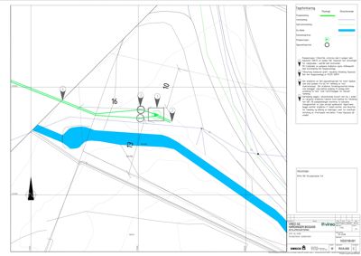 Situasjonsplan som viser tomtens grenser, eksisterende og planlagt infrastruktur (grønne og blå linjer), samt en tegnforklaring.