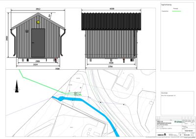Situasjonsplan som viser tomtens form, grenser, en blå farget vannvei (elv/å), og en grønn farget vei eller grense. Det er også en nordpil og en tegnforklaring.