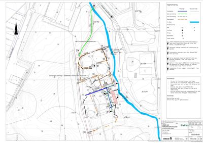 Situasjonsplan som viser tomtens grenser, eksisterende og planlagt bebyggelse, vegforhold, vannløp (elva) og topografi.