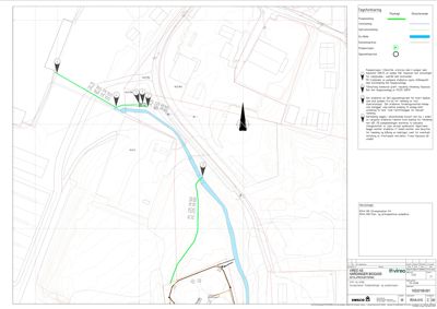 Situasjonsplan som viser tomtens beliggenhet i forhold til nabolag, veger og vassdrag, samt en planlagt trasé (grønn linje) for en ny vei eller gangsti.