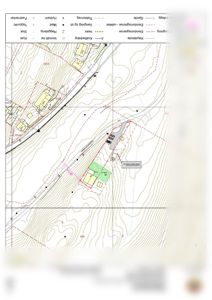 Basiskart (situasjonsplan) som viser topografi, eiendomsgrenser, bygninger og infrastruktur for en tomt i Bergen.