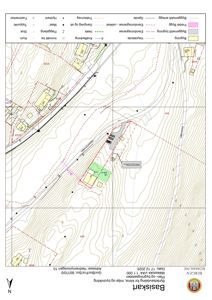 Basiskart (situasjonsplan) som viser topografi, eiendomsgrenser, bygninger og infrastruktur for en tomt i Bergen.