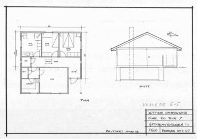 Etasjeplan (plan) og snitt (snitt) av en bygning, med rombetegnelser som 'STUE', 'KJØKKEN', 'SOVE', 'BAD' og mål. Tegningen er merket 'PLAN' og 'SNITT'.