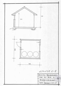 Tegning som viser fasadeopprikk (framside) og etasjeplan for en liten bygning (trolltun).