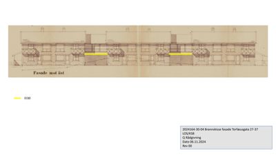Fasadetegning (opprikk) av en bygning sett fra øst, med merking av brannskade (E130) og detaljer om vinduer og tak.