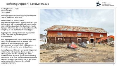 Fotografi av en rød trebygning (fjøs) med rustet tak, snø på bakken og en gule graver i forgrunnen.