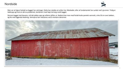 Fotografi av en rød bygning (nordside) med tekstbeskrivelse om setninger og fuktproblemer.