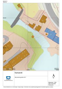 Kartutsnitt som viser tomtens beliggenhet i forhold til nabolag, vassdrag og vegnett. Kartet inneholder også høydemåler, nordpil og målestokk.
