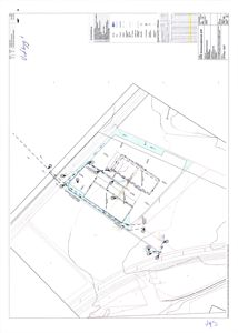 Situasjonsplan som viser bygningens plassering i forhold til eiendomsgranser, veier og topografi.