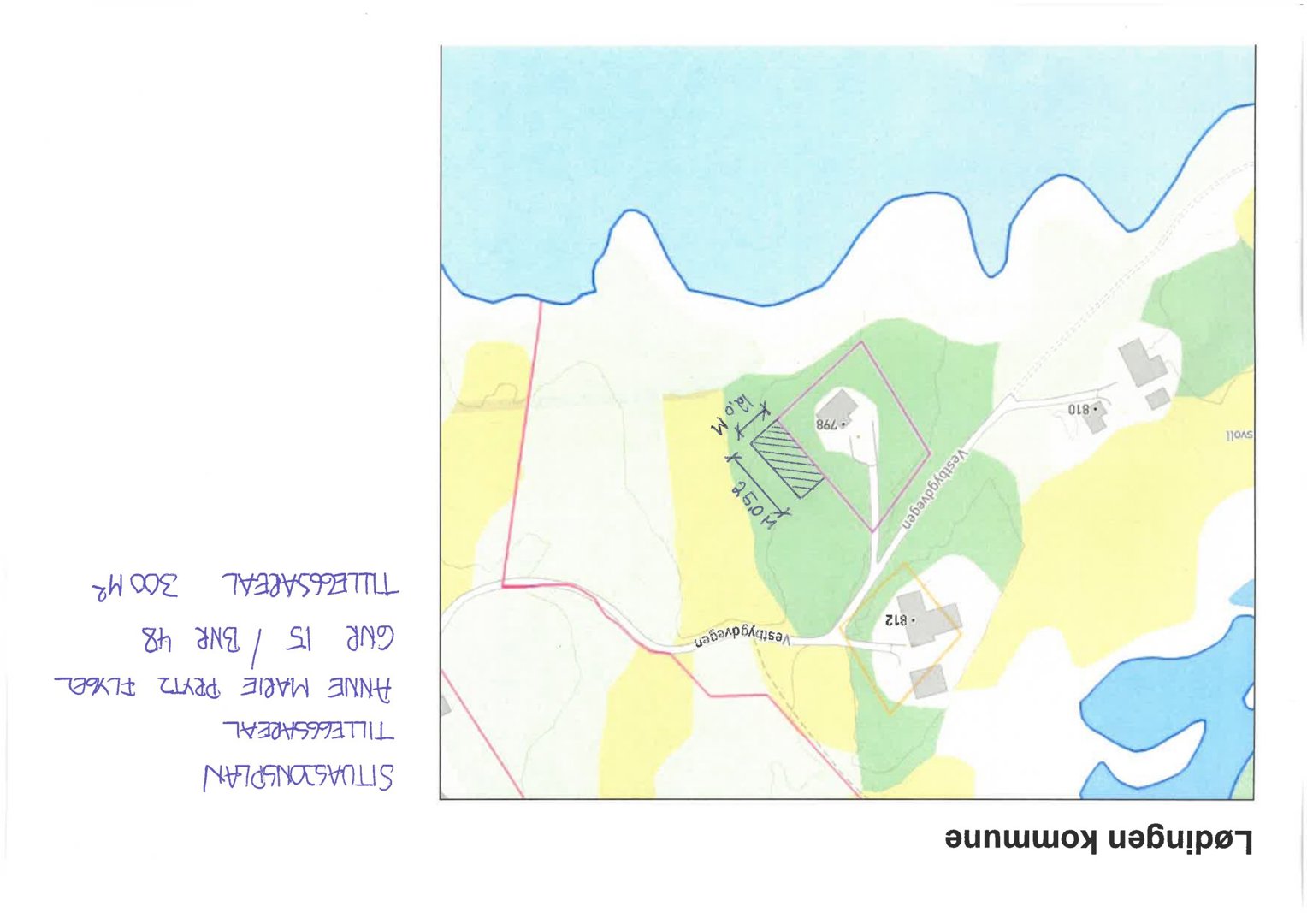 Situasjonsplan som viser eiendommen med bygning, vegger og vann i Lødingen kommune.