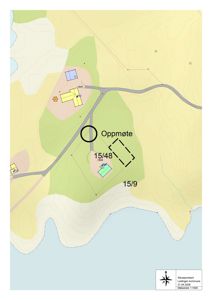 Situasjonskart som viser topografi, vei, eksisterende bygninger og en markert tomt (15/9) med oppmøteplass.
