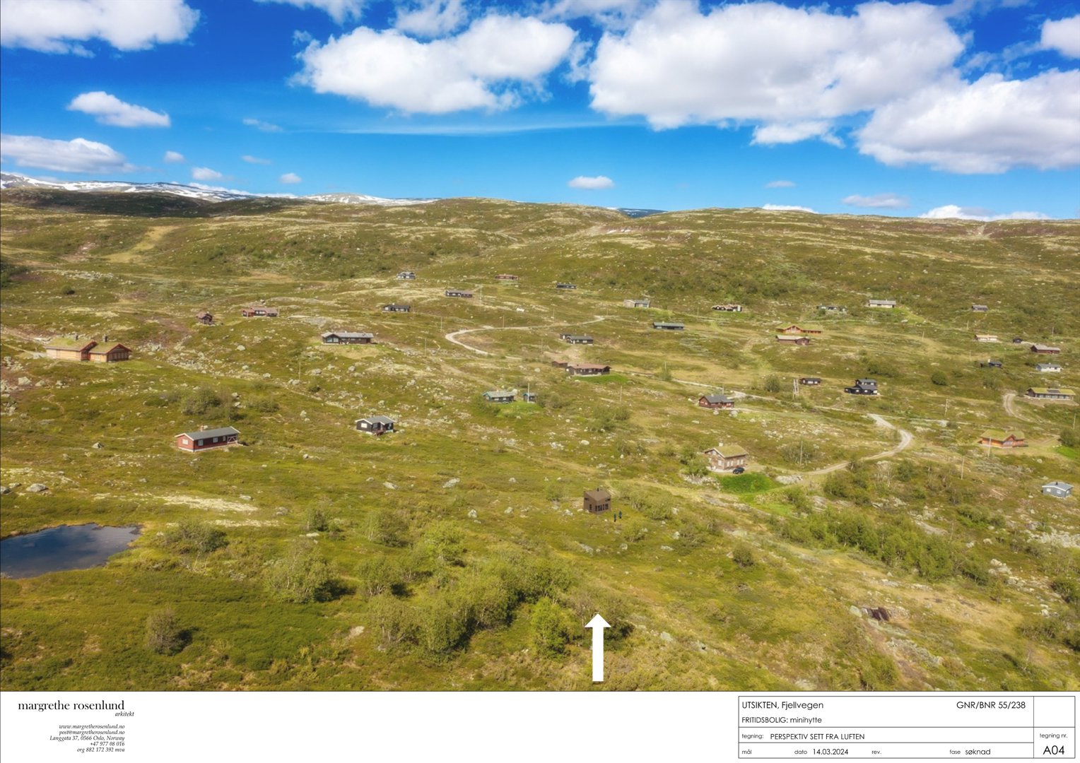 Luftfoto av et fjellområde med flere hytter og stier, med en hvit pil som peker på en spesifikk hytte.