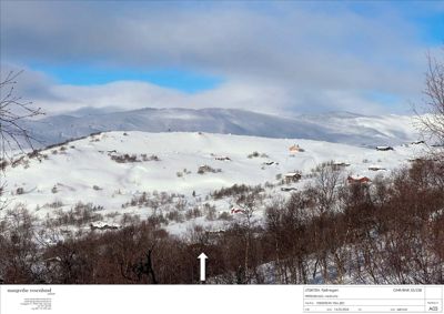 Fotografi av et vinterlandskap med snødekte fjell og hus i bakgrunnen, med en hvit pil som peker nedover mot byggetegningen.