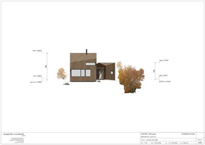 Fasadetegning som viser bygningens utside med høydemål og omgivende vegetasjon.