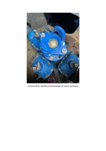 Fotografi av en blå brannventil som ligger på bakken, med en tekstbeskrivelse under.