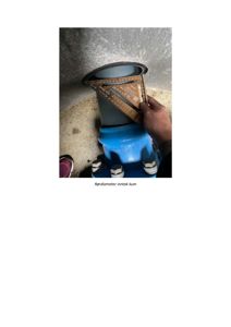 Fotografi av en hånd som holder en vinkelmåler mot en rørledning i et kum. Bildet viser en fysisk inspeksjon eller måling av rørdiameter.