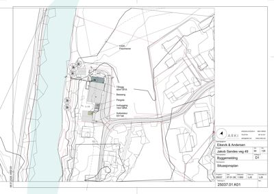 Situasjonsplan som viser bygningens plassering i forhold til naboeiendommer, vei og vann. Planen inneholder også informasjon om tilleggsarealer som basseng og pergola.