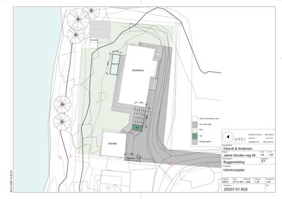 Situasjonsplan (Utomhussplan) som viser plassering av bustadhus og garasje i forhold til tomme, veg og natur. Planen inkluderer også vegetasjon og terrengforhold.