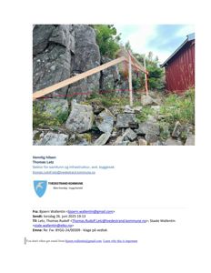 Fotografi av en steil, steinete bakke med en rød bygning til høyre og en teltstolpe med røde markører (sannsynligvis for å vise høyde eller kant) i forgrunnen.