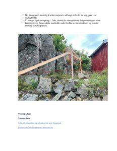 Fotografi av en steinmur eller steinblokk som er satt opp i terreng, med en rød bygning i bakgrunnen. Bildet illustrerer et fysisk element i byggesaken.