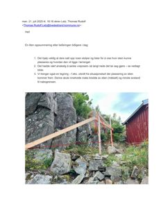 Fotografi av en utmark med stein, der det er satt opp midlertidige stolper og lister for å vise hvor steiner skal plasseres i et terreng. Bildet illustrerer også en rød markering (repose) som viser ønsket nivå.