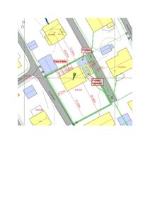 Situasjonsplan som viser tomtens grenser, naboeiendommer, veier og plassering av bygninger og p-plasser.