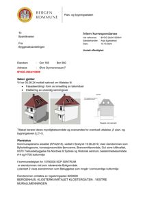 Fotografi av en bygning med tegninger overlagt som viser planlagte endringer (takvinduer og rømningsvei).