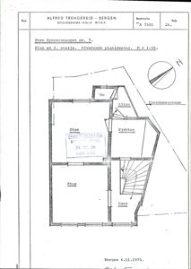Etasjeplan (2. etasje) for en bygning på Øvre Dynnersmauet nr. 7, med romfordeling, dører, trapp og retning.