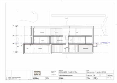 Snittegning (Snitt A-A) som viser tverrsnittet gjennom en bolig, med romfordeling og høyder.