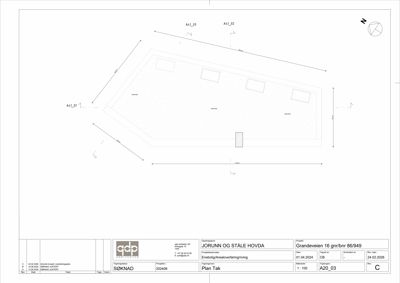 Situasjonsplan som viser tomtens grenser, dimensjoner og plassering av bygning (takplan) med nordpil.