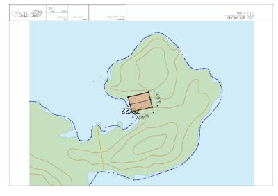 Situasjonsplan som viser etasjeplan for en bygning plassert på et terreng med høydeforskjeller (konturlinjer).
