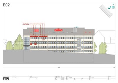 Fasadetegning (opprikk) av bygningen sett fra øst, med markerte varmepumper og rister.