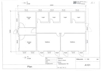 Etasjeplan (Plan A104) som viser romfordeling, dimensjoner og funksjoner (garasje, lager, stallboks) for en bygning.