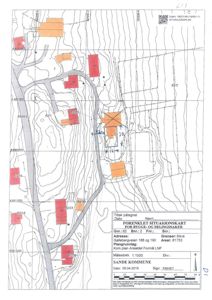 Situasjonsplan (forenklet situasjonskart) som viser tomtens beliggenhet, grenser, høydemålerlinjer og nabolag.