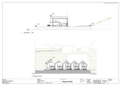 Tegning som viser tverrsnitt gjennom en bygning og terrenget, med høydemål og detaljer om fasade og innvendig oppdeling.