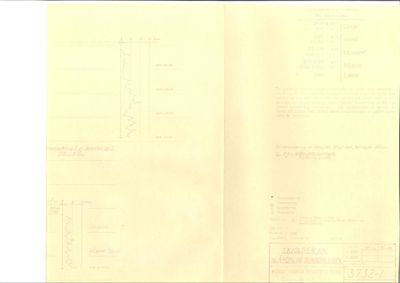 Tegning som viser detaljerte snitt eller profilering av en konstruksjon (f.eks. fundament eller murverk) med mål og tekstbeskrivelser.