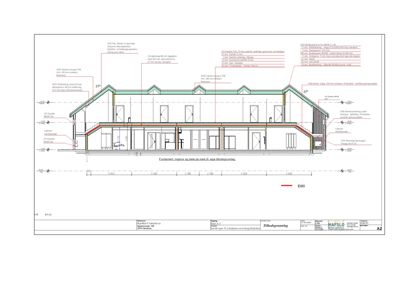 Snittegning som viser bygningens tverrsnitt, inkludert takkonstruksjon, vinduer, dører og fundament.