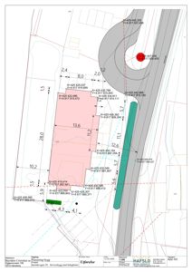 Situasjonsplan som viser tomtens geometri med koordinater, grenser og omgivende infrastruktur.