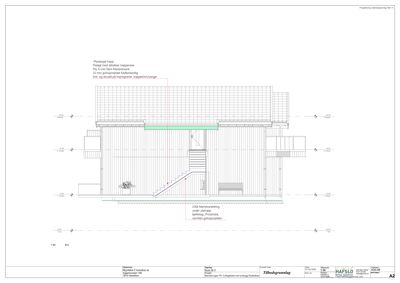 Snittegning (B-5) av en trapp og en benkeramme i en bygning.