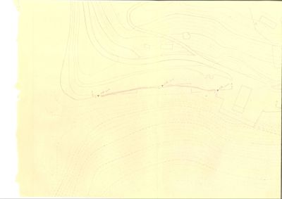 Situasjonsplan som viser topografi (høydekurver), bygningsplasseringer og terrengforhold.