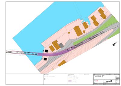 Situasjonsplan som viser tomtens beliggenhet i forhold til vann, vei og nabobebyggelse.