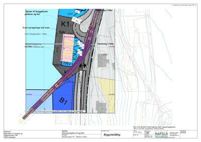 Situasjonsplan med reguleringsgrense som viser tomt, bygninger, parkeringsplasser og infrastruktur.