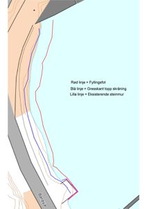 Situasjonsplan som viser terrengforhold, fyllingsfot, gresskant og eksisterende steinmur langs kystlinjen.