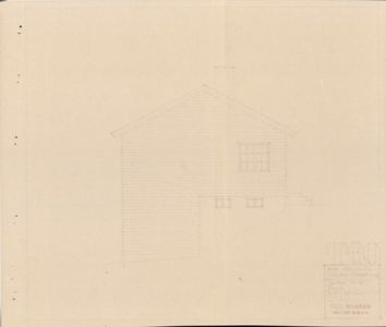 En tegning som viser fasaden (fronten) på en bygning sett fra utsiden. Tegningen viser takform, vinduer og en liten trapp.