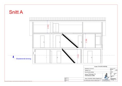 Snittegning (Snitt A) som viser bygningens tverrsnitt med etasjer, trapper og høydemål.